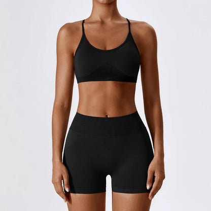 Conjunto fitness sem costura – top e shorts femininos.