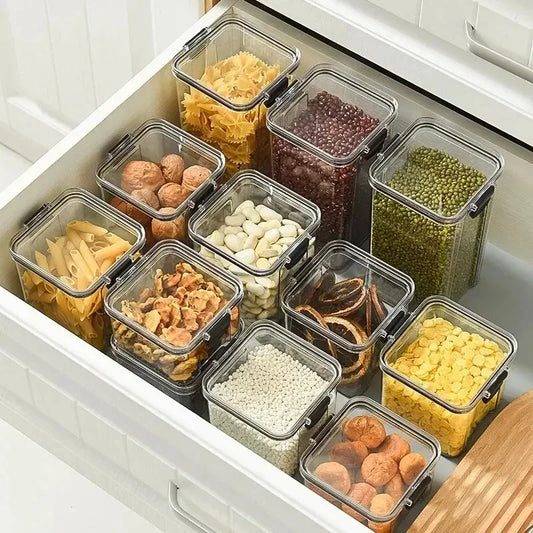 Caixa plástica selada para armazenamento de alimentos secos à prova de umidade.