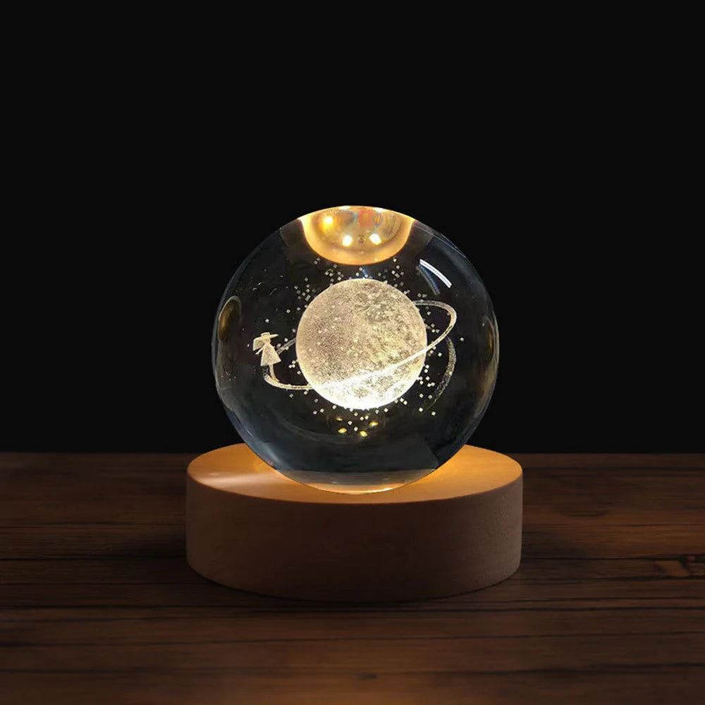 Bola de cristal 3D com astronauta e planetas, luz noturna decorativa para decoração