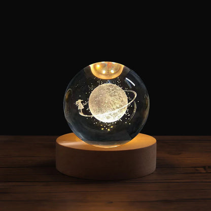 Bola de cristal 3D com astronauta e planetas, luz noturna decorativa para decoração