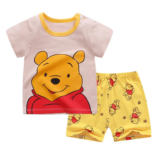 Conjunto infantil Winnie Pooh – camiseta e shorts.