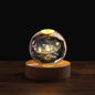 Bola de cristal 3D com astronauta e planetas, luz noturna decorativa para decoração