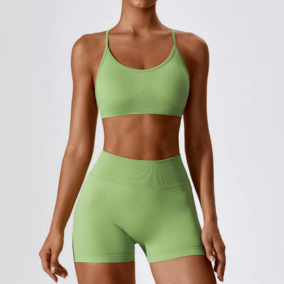 Conjunto fitness sem costura – top e shorts femininos.