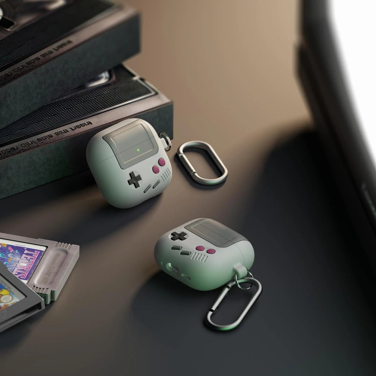 Capa Antichoque para AirPods 3/4 Pro2 com Design Gamer e Kit de Limpeza